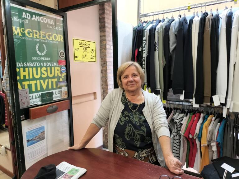 Chiude McGregor, storico negozio di Ancona. La titolare in lacrime: «Scelta sofferta, la città è cambiata»