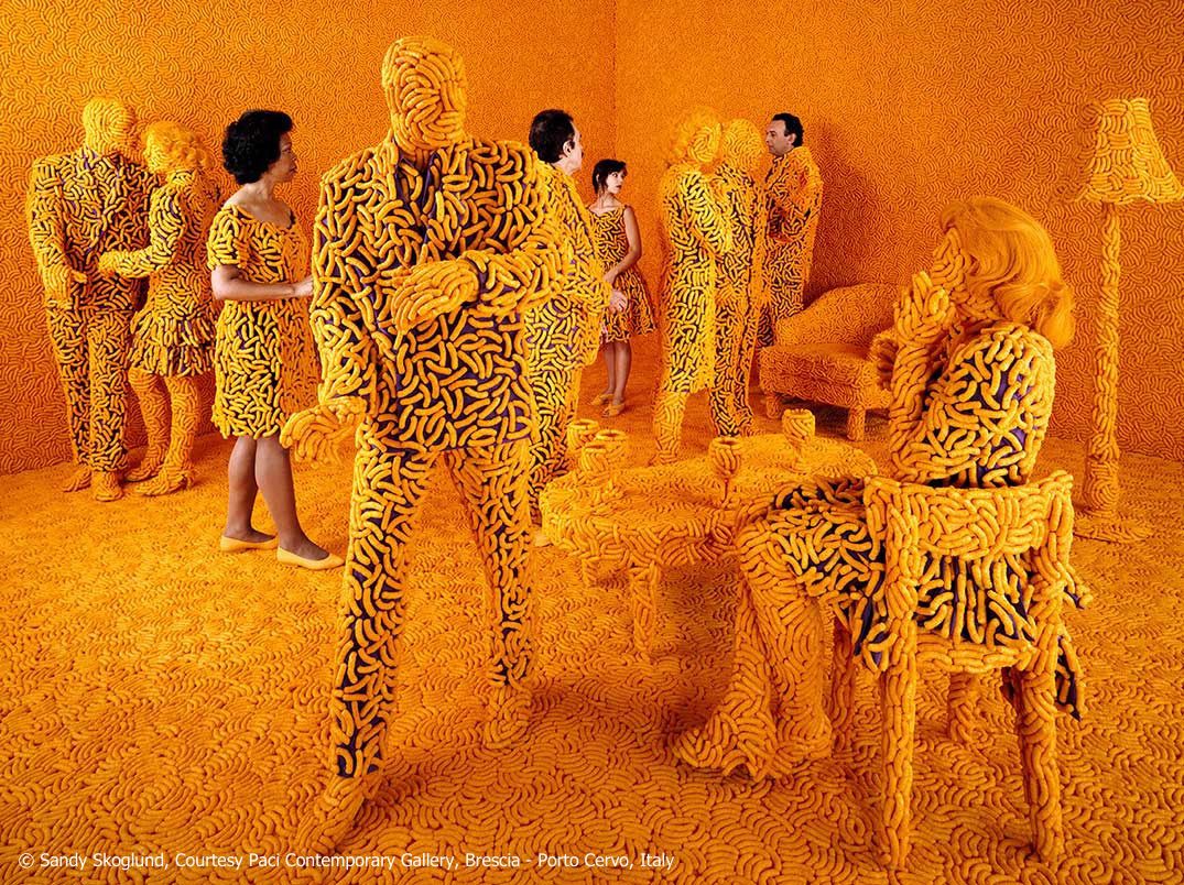 The cocktail party, 1992 © Sandy Skoglund Courtesy Paci Contemporary Gallery, Brescia - Porto Cervo, Italy