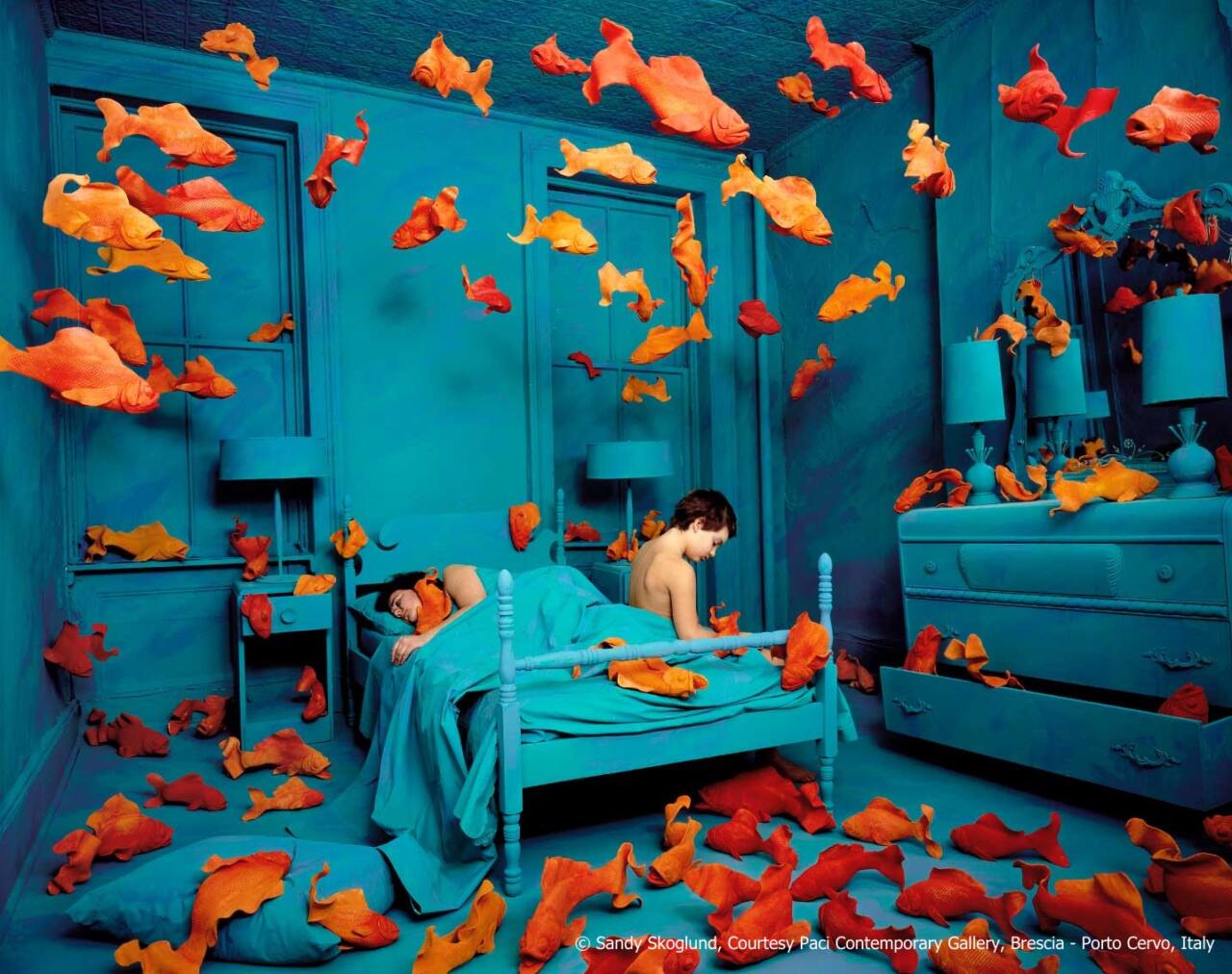 Revenge of the goldfish, 1981 © Sandy SkoglundCourtesy Paci Contemporary Gallery, Brescia - Porto Cervo, Italy