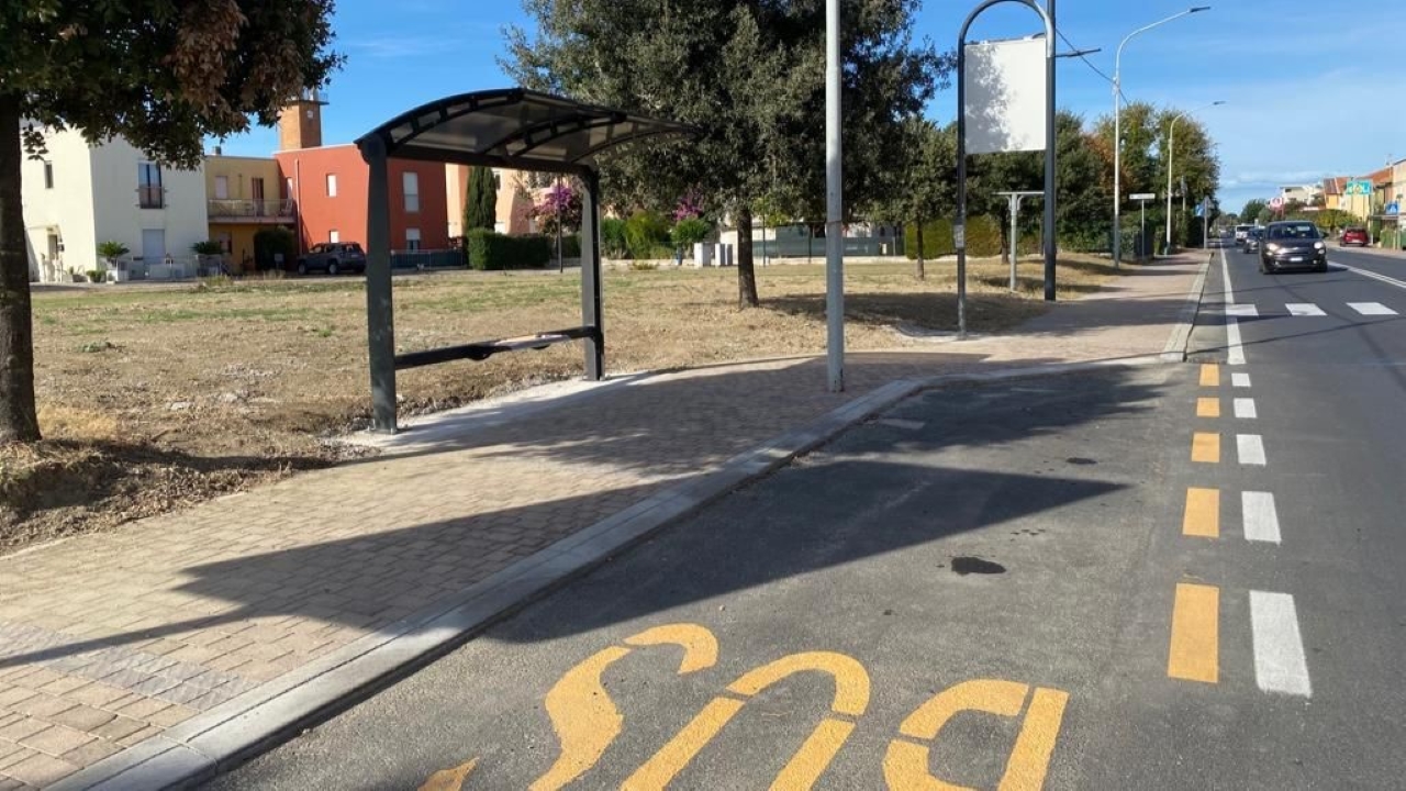 Nuova pensilina e fermata dell'autobus spostata rispetto ai parcheggi in zona Cesano di Senigallia