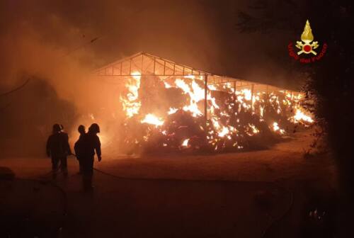 Castelleone di Suasa, vasto incendio in un fienile