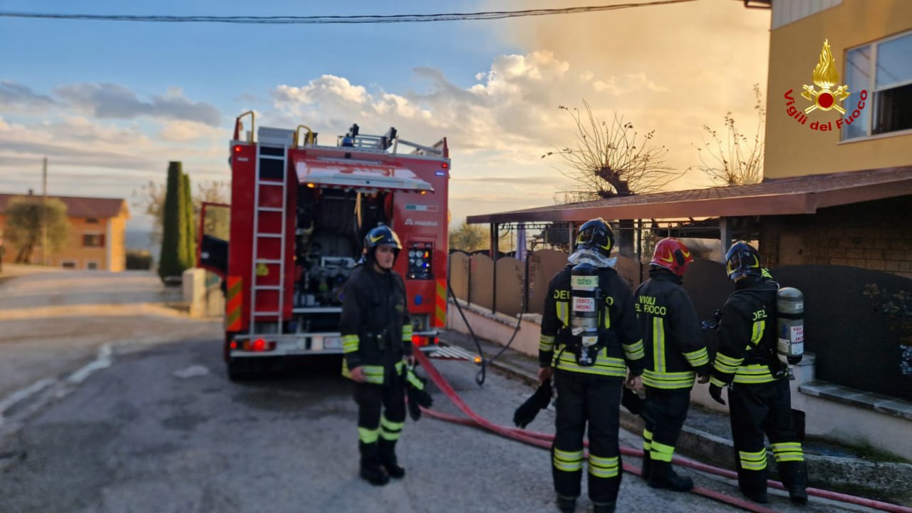 Un incendio si è sviluppato all’esterno di un’abitazione in via Kennedy, a Castelleone di Suasa: l'intervento dei vigili del fuoco
