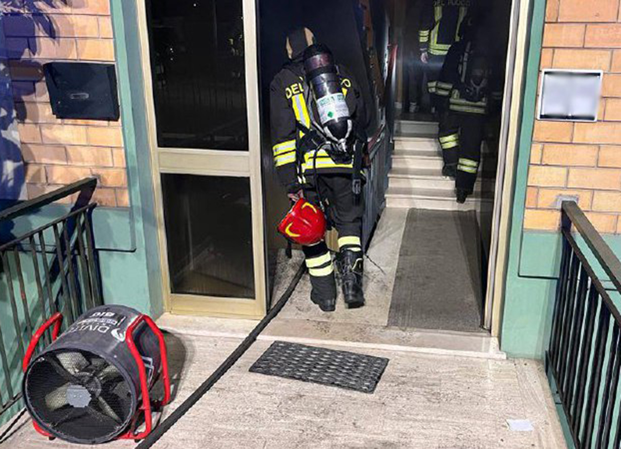 Pesaro, fuoco in una palazzina: evacuate quattro persone con l’autoscala