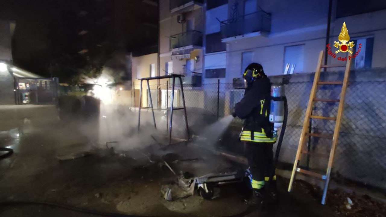 cassonetti in fiamme: sul posto Vigili del Fuoco e Polizia