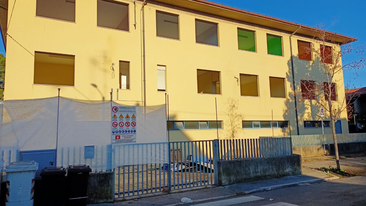 Partiti alla scuola primaria Mario Puccini di Senigallia i lavori di demolizione dell'ala est