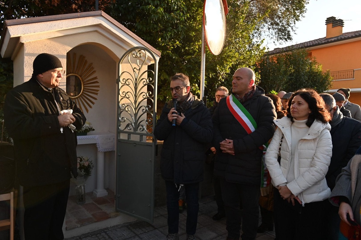 Monsignor Spina e il sindaco Pugnaloni davanti all'edicola