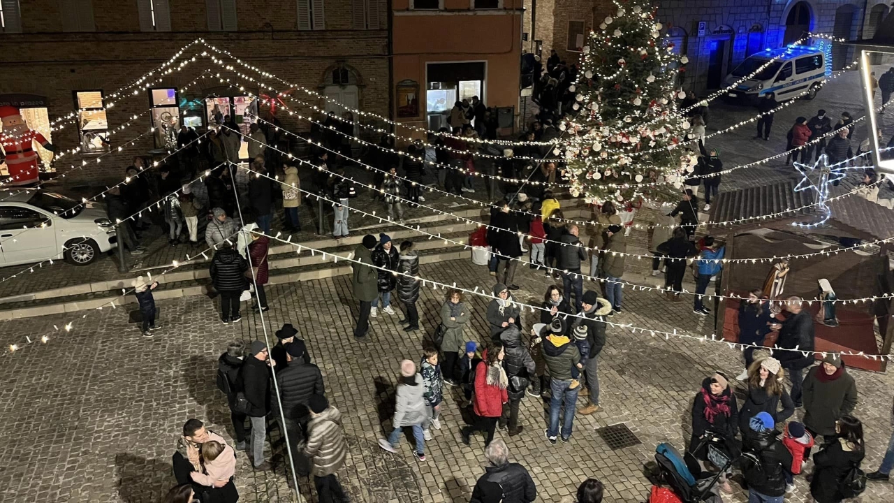 La piazza di Ostra Vetere affollata per gli appuntamenti natalizi