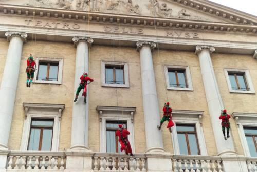 Babbo Natale acrobatico si cala dal tetto delle Muse: spettacolo incredibile ad Ancona