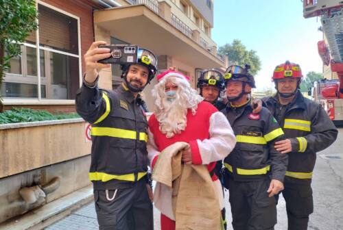 Ancona, Babbo Natale con i pompieri al Salesi consegna i doni in volo. Il trenino in divisa tra foto e selfie