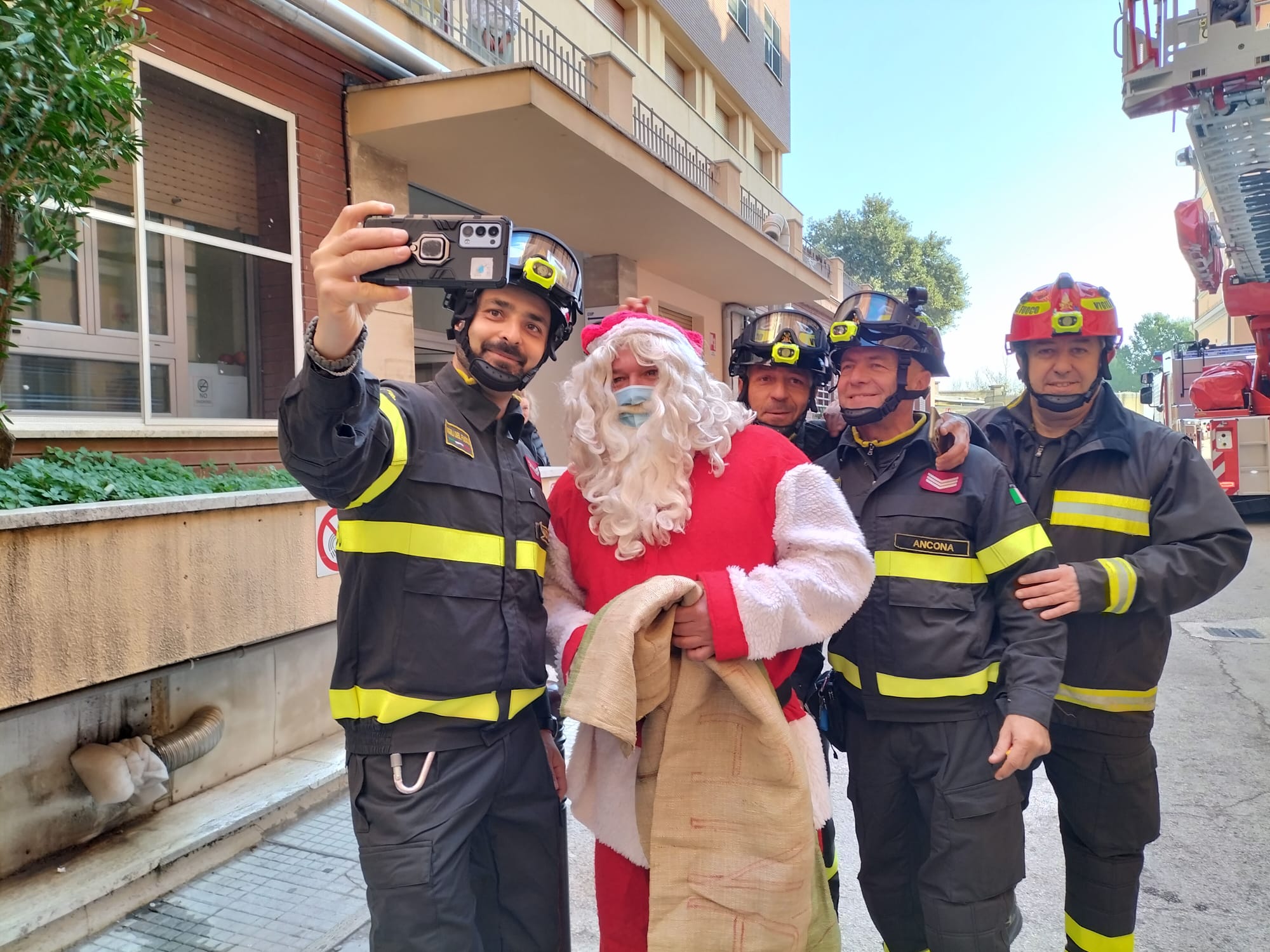 Ancona Babbo Natale con i pompieri al Salesi consegna i doni in