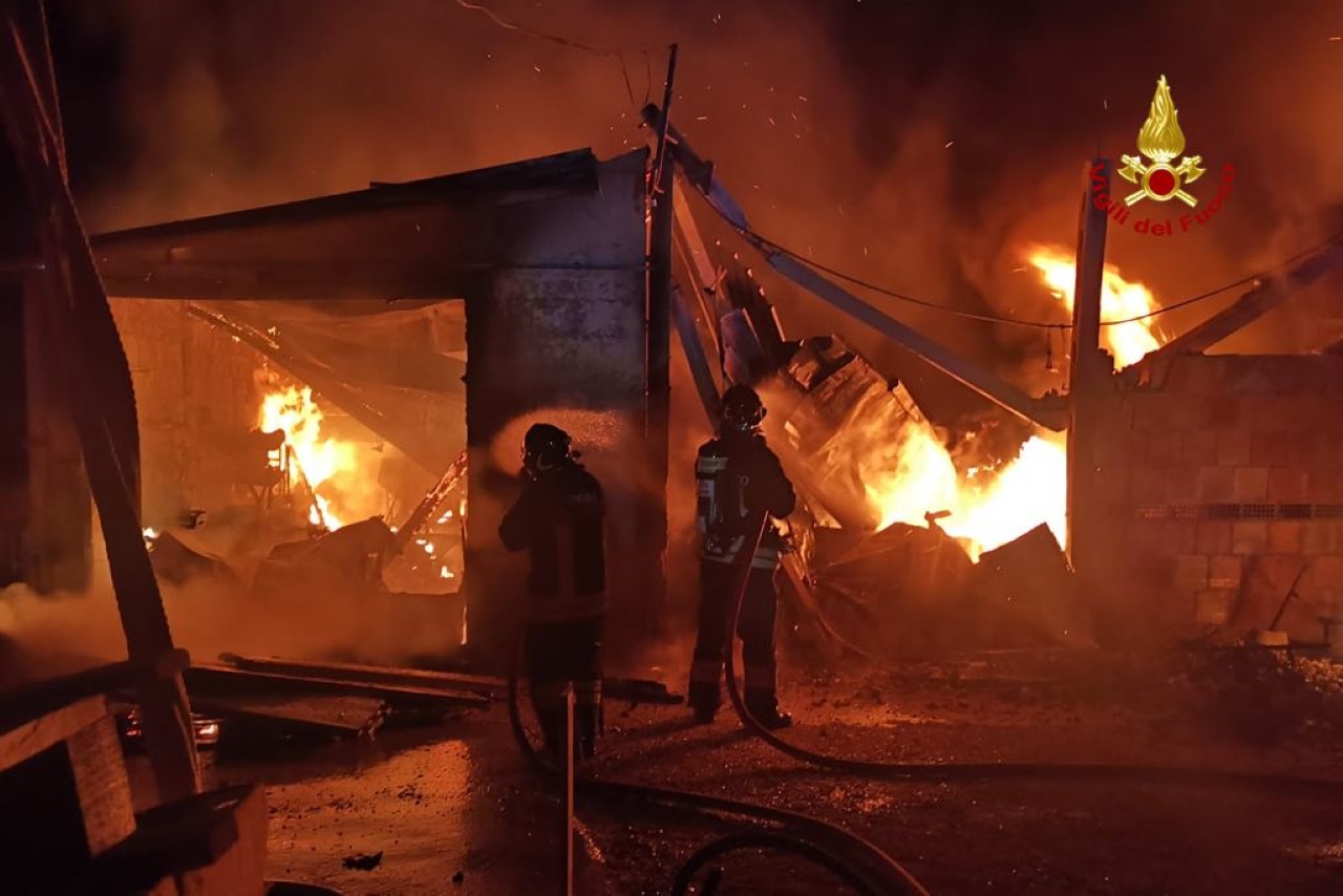 Un incendio si è sviluppato in un capannone a Montale di Arcevia: vigili del fuoco al lavoro per spegnere le fiamme