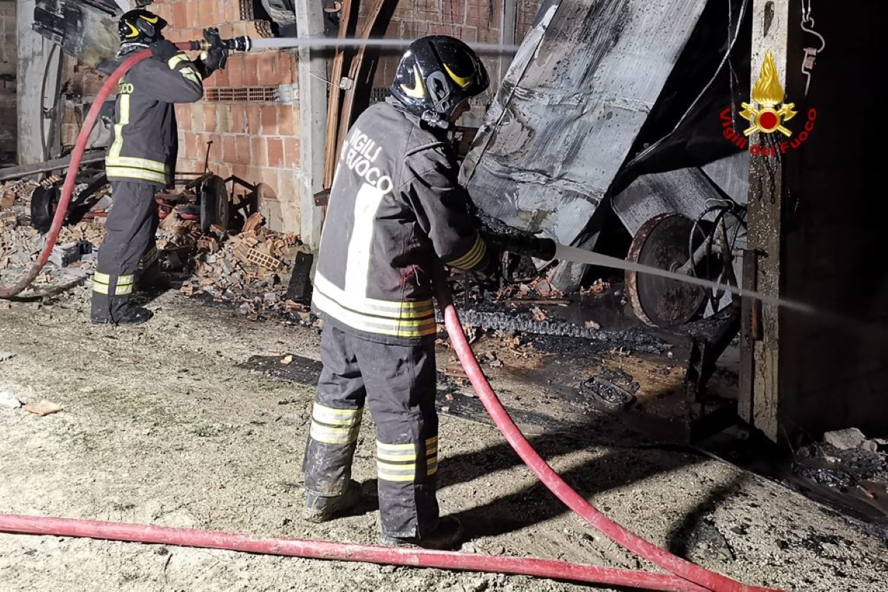 Vigili del fuoco al lavoro a Montale di Arcevia per domare un incendio a un capannone agricolo