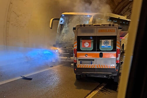 Urbino, tragedia in galleria. Incidente tra pullman e ambulanza: 4 vittime