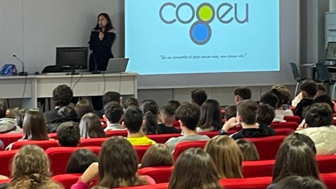 Al liceo Medi di Senigallia uno dei tanti incontri promossi dall'associazione Cogeu sui fatti dell'8 dicembre 2018 alla Lanterna Azzurra di Corinaldo