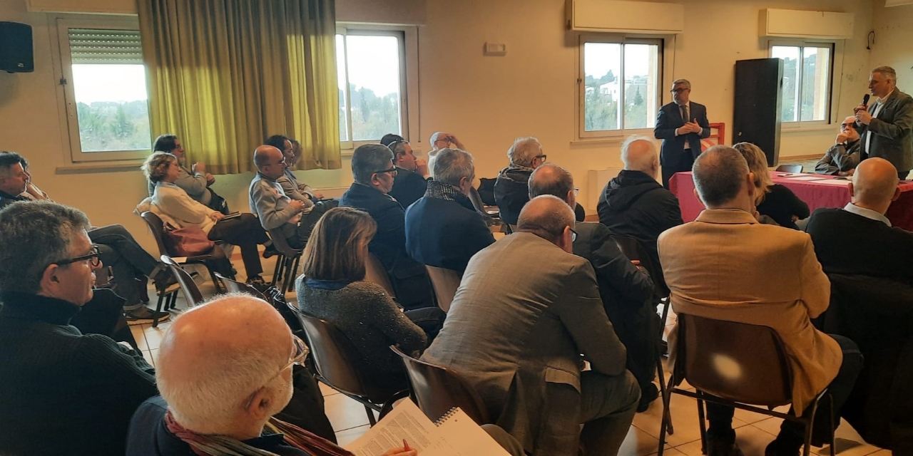 Il vescovo di Senigallia Franco Manenti all'incontro con gli amministratori e i politici dei Comuni della diocesi, nell'iniziativa promossa dalla Pastorale sociale e del lavoro