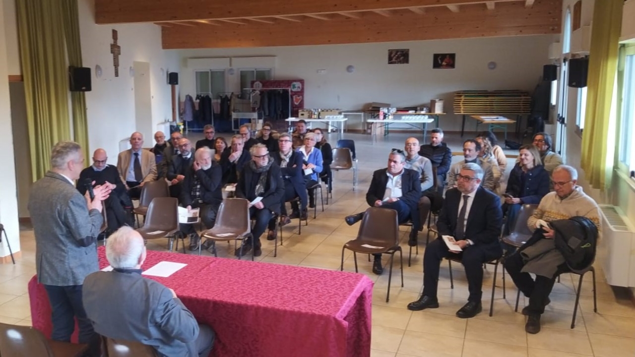 Il vescovo di Senigallia Franco Manenti all'incontro con gli amministratori e i politici dei Comuni della diocesi, nell'iniziativa promossa dalla Pastorale sociale e del lavoro