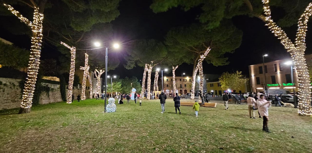 Luci di natale ai giardini Catalani di Senigallia, festività natalizie 2023