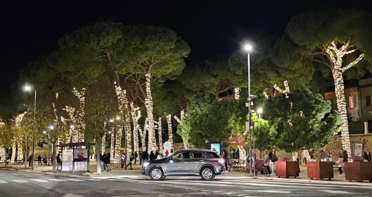 Luci di natale ai giardini Catalani di Senigallia, festività natalizie 2023