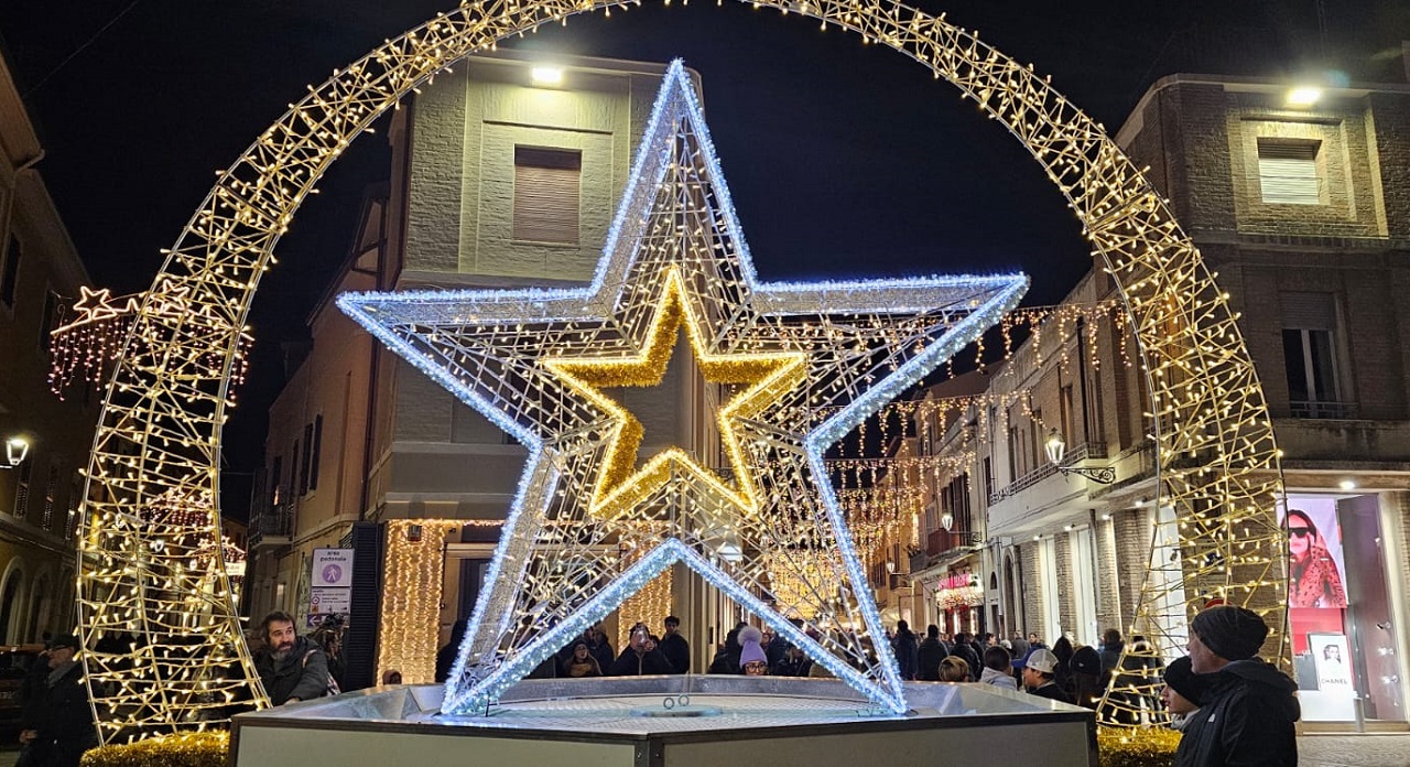 Luci di natale in piazza Saffi a Senigallia, festività natalizie 2023