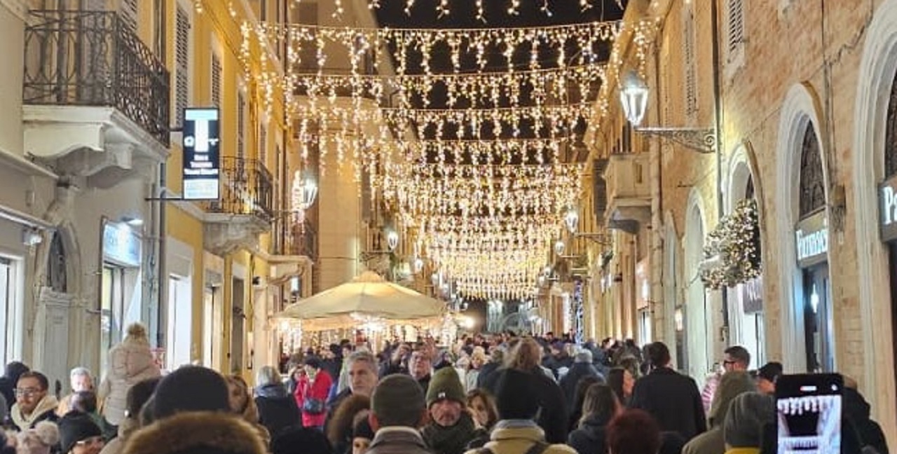 Luci di natale lungo corso II Giugno a Senigallia, festività natalizie 2023