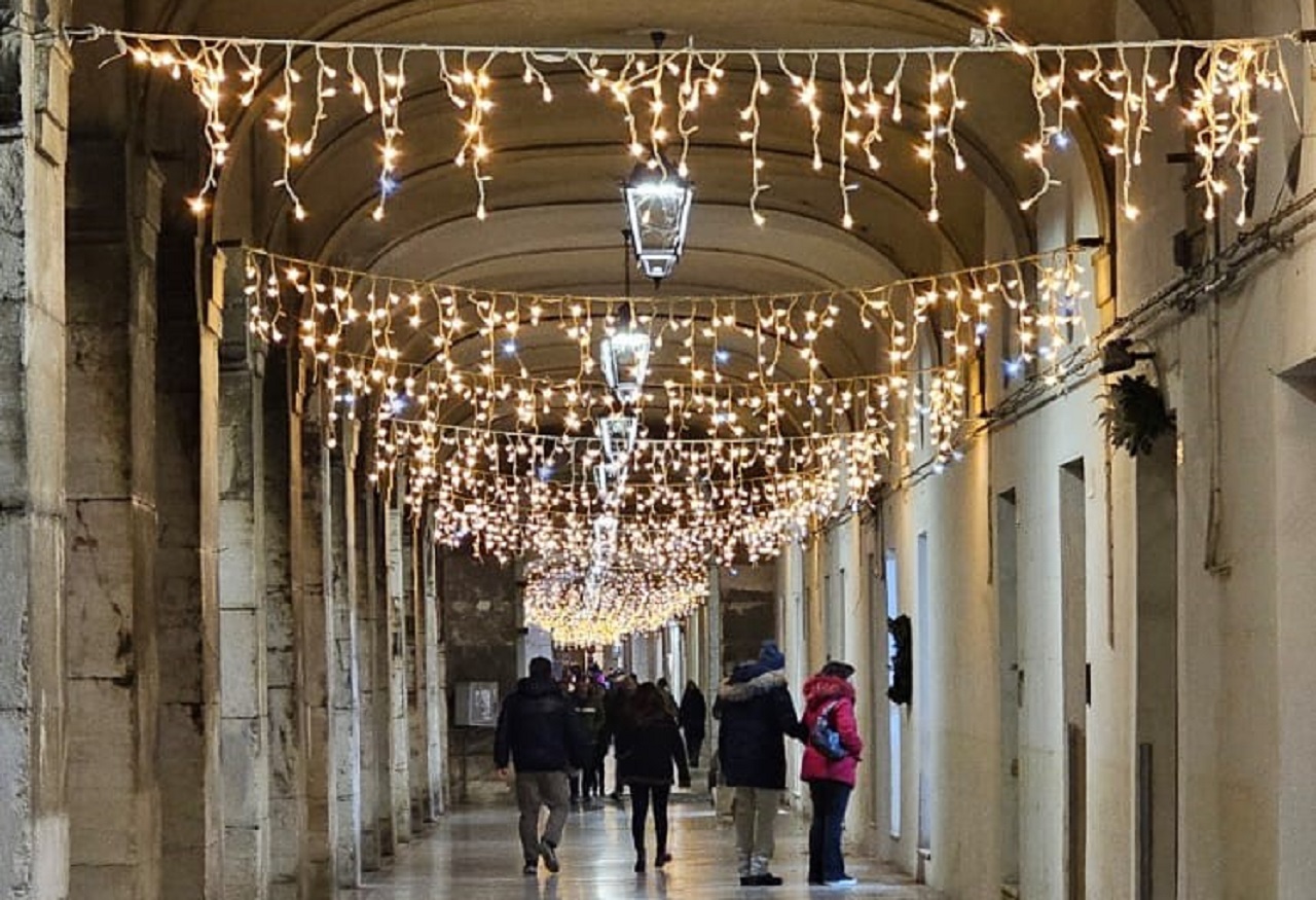 Luci di natale sotto i portici Ercolani a Senigallia, festività natalizie 2023