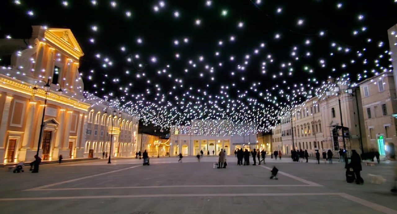 Luci di natale in piazza Garibaldi a Senigallia, festività natalizie 2023