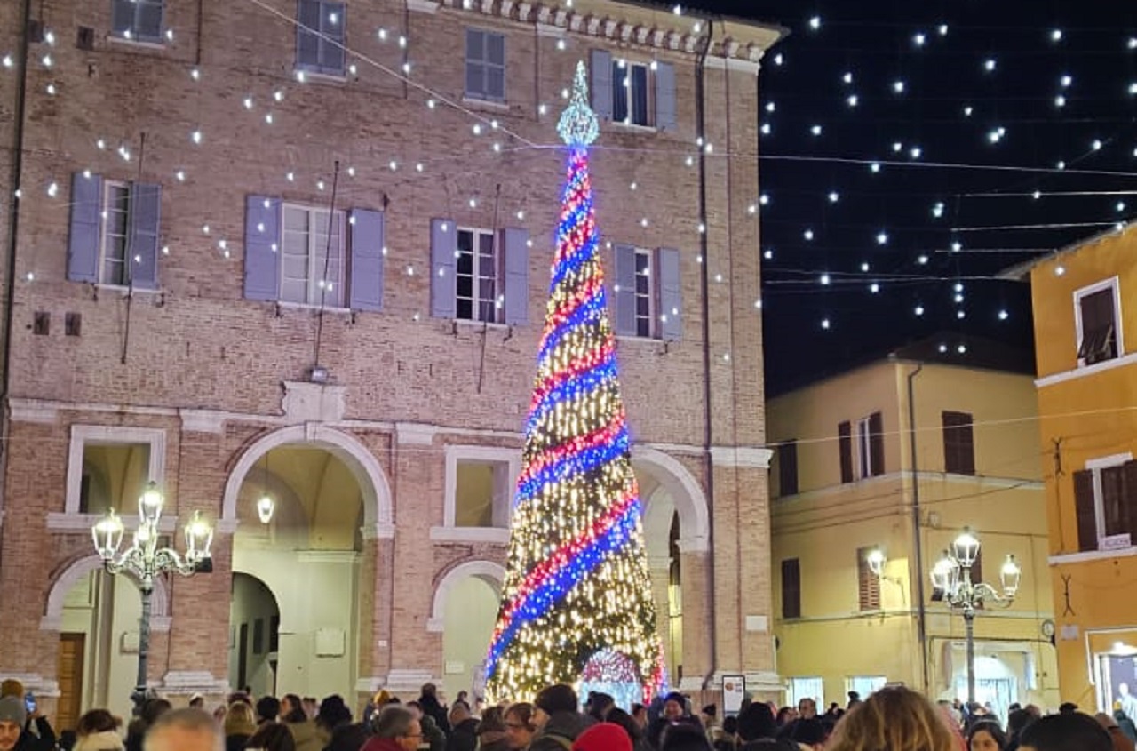 Luci di natale in piazza Roma a Senigallia, festività natalizie 2023