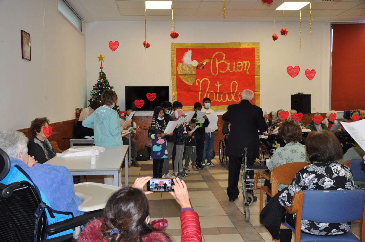 Natale di compagnia e musica: il coro arcobaleno delle Rondini entra all'Opera Pia Mastai Ferretti