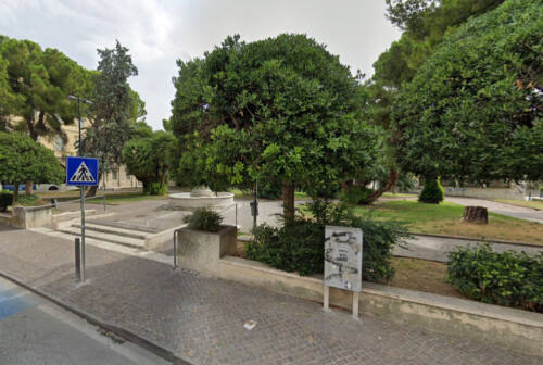 Ancona, in piazza Stamira con coltello e catena: denunciato