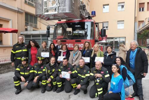La magia del Natale in ospedale con i pompieri e l’Unicef: «Sorrisi e regali per i bimbi ricoverati»
