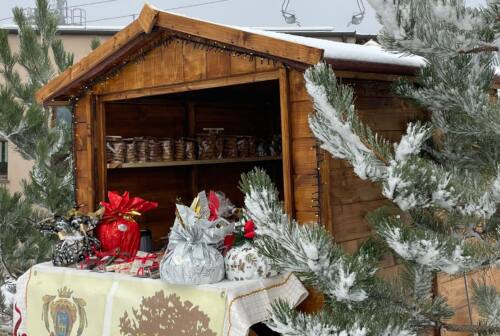 Neve, Babbo Natale in seggiovia e l’albero più alto in quota: sui Sibillini l’Immacolata da il via alle festività