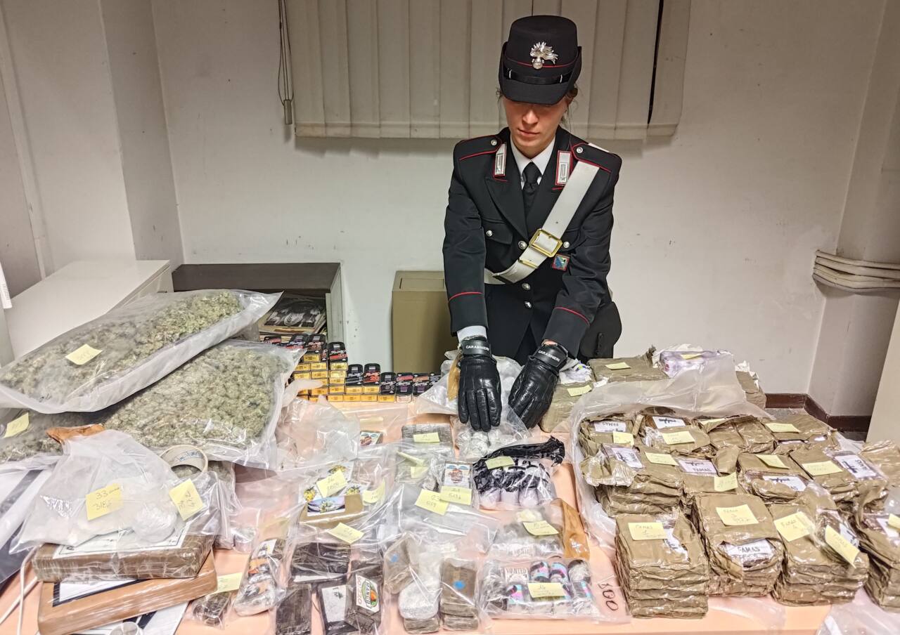 Fano, quasi 30 kg di droga nascosti nel garage, in manette 28enne fanese