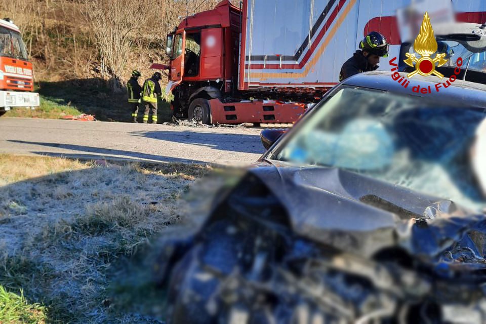 Urbino, schianto frontale tra auto e Tir