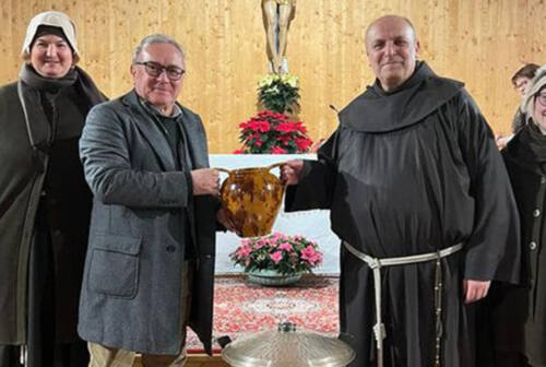 Treia, il sindaco Cappponi consegna l’olio per la lampada votiva al Santuario del SS. Crocifisso
