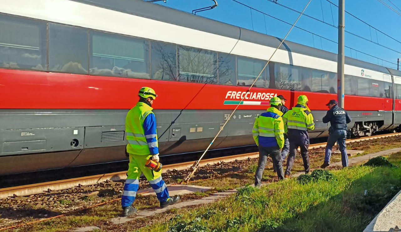 Accertamenti in corso da parte della Polizia ferroviaria e del personale ferroviario sul luogo della tragedia alla stazione di Senigallia