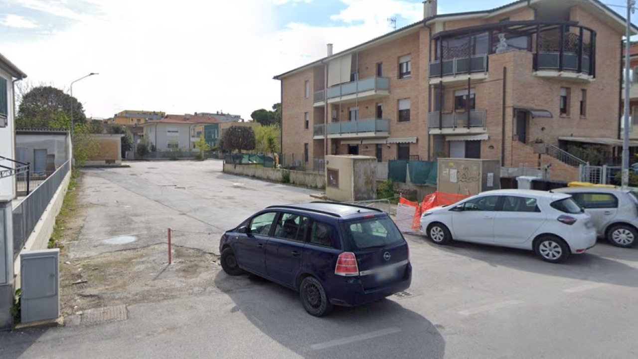 Il parcheggio lungo lo stradone Misa a Senigallia