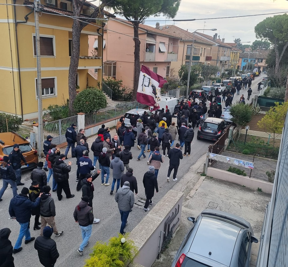 La protesta dei tifosi dell'Alma J. Fano (foto Panthers Fano '77)