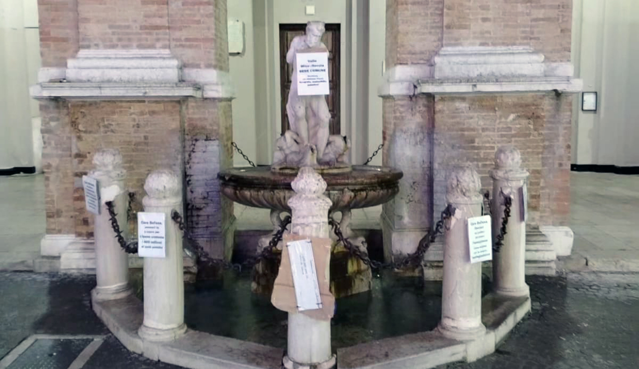 Volantini sulla statua del Nettuno (Mon'in piazza) di Senigallia da parte degli attivisti e delle attiviste del Coordinamento Volontari/e Alluvione 2022 per ripensare la strategia di riduzione del rischio