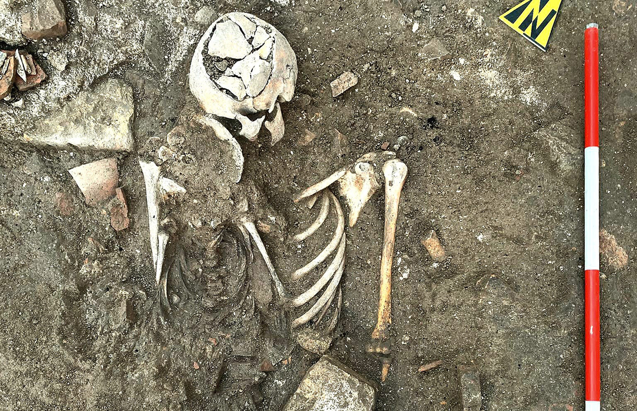 uno scheletro adulto con quello di un bimbo: sepoltura antica rinvenuta in piazza Andrea Costa