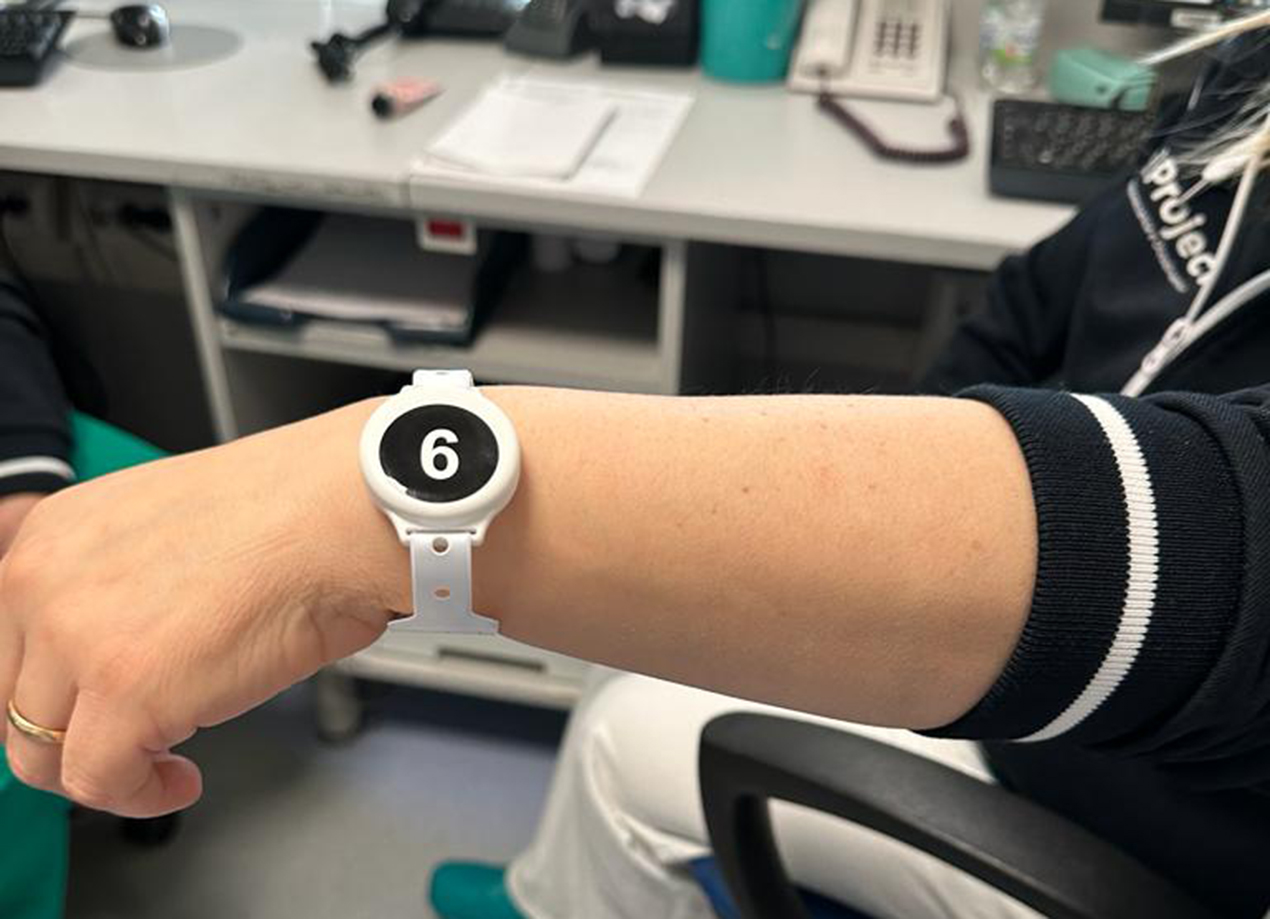 braccialetto con un sensore per i pazienti fragili