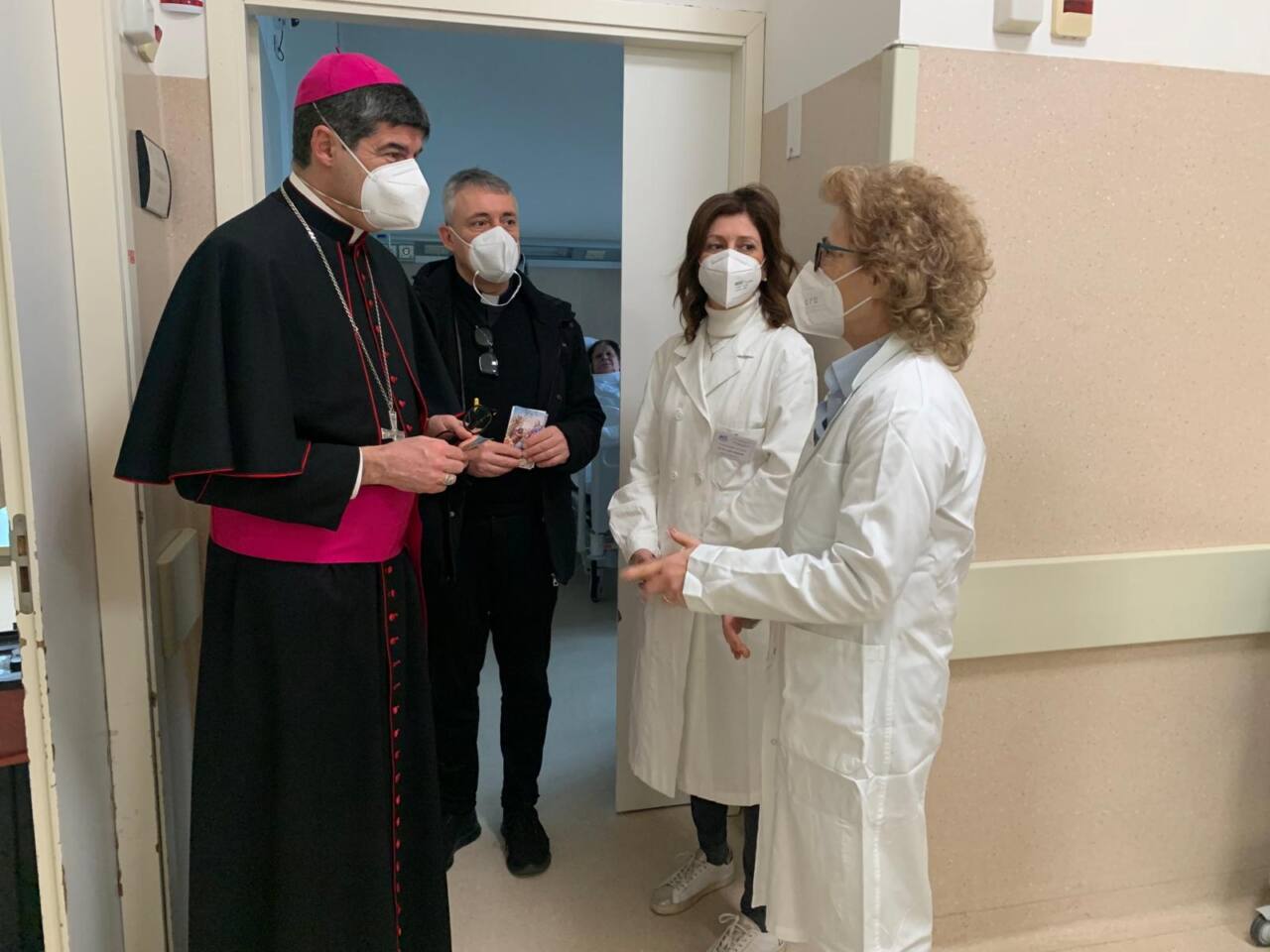 il vescovo Andreozzi in visita al Santa Croce