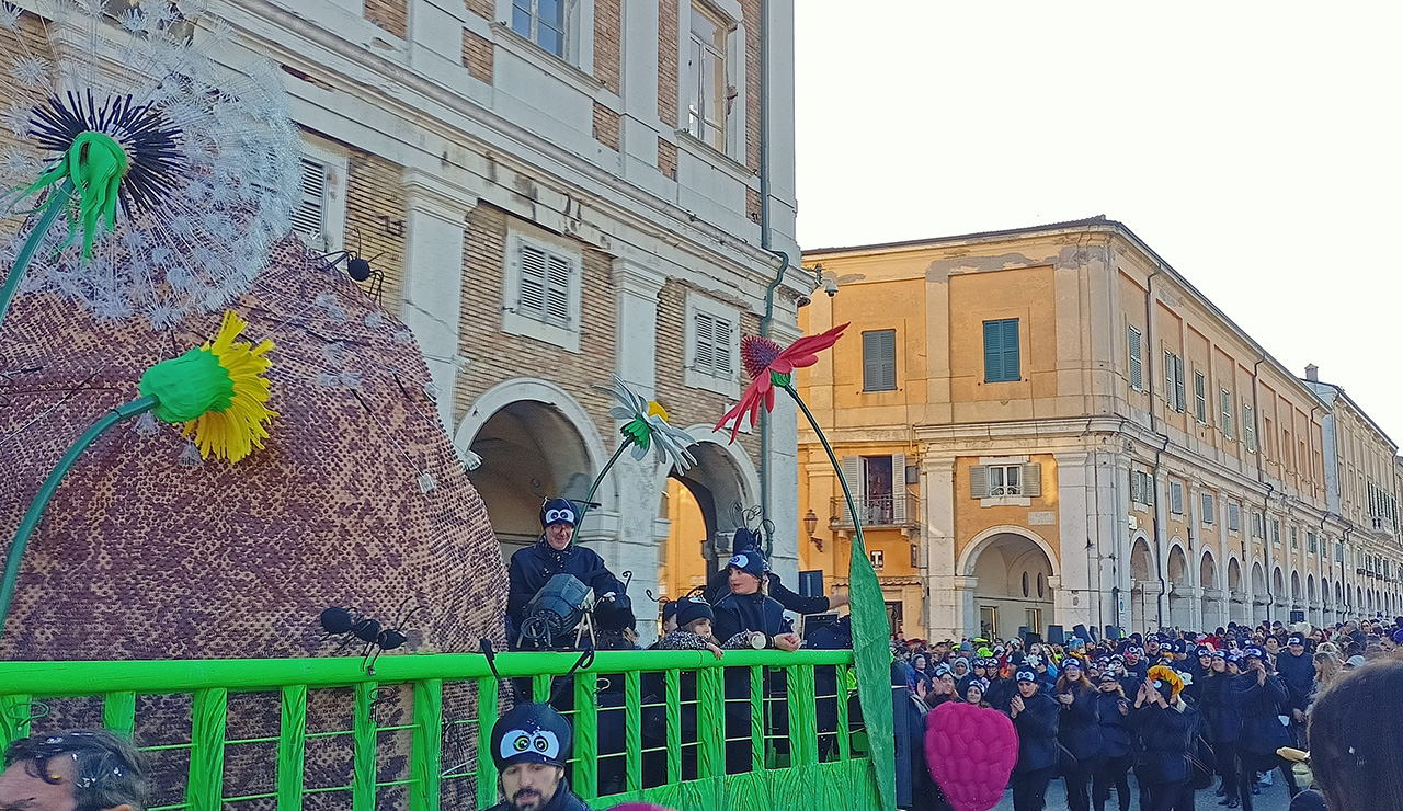 La sfilata dei carri allegorici a Senigallia per il carnevale 2024