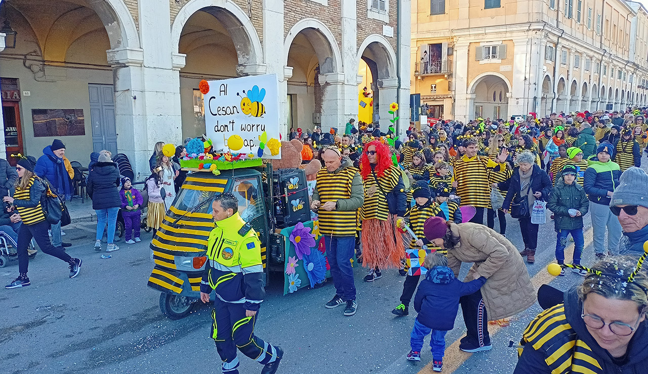 La sfilata dei carri allegorici a Senigallia per il carnevale 2024