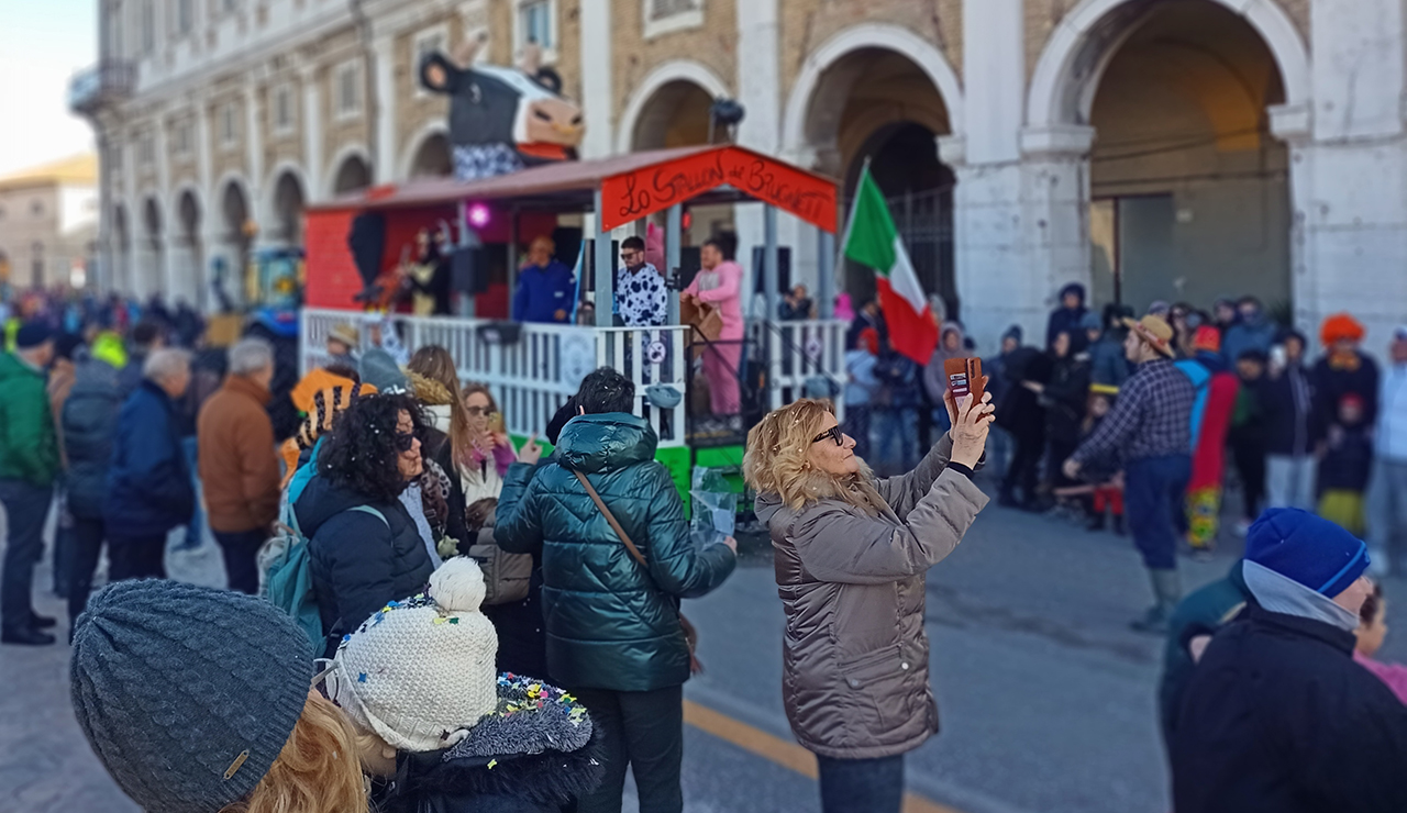 La sfilata dei carri allegorici a Senigallia per il carnevale 2024