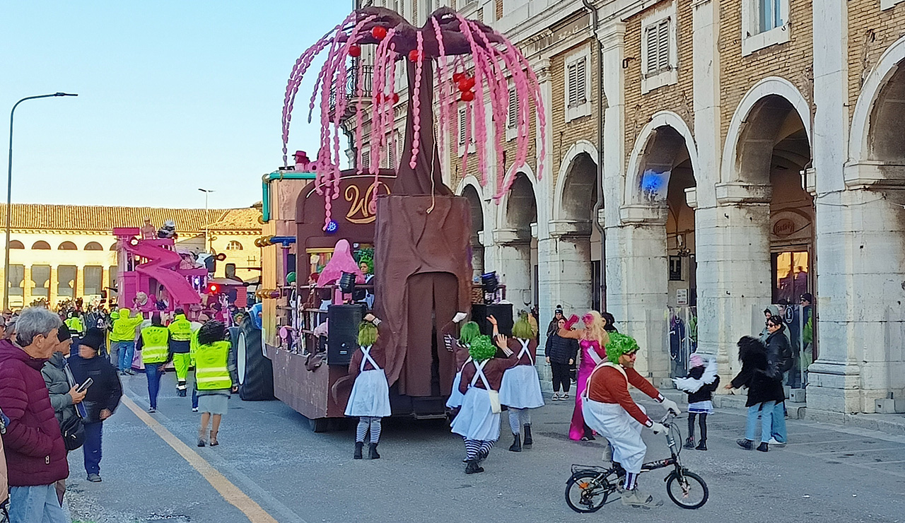 La sfilata dei carri allegorici a Senigallia per il carnevale 2024