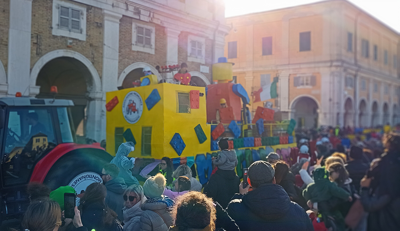 La sfilata dei carri allegorici a Senigallia per il carnevale 2024