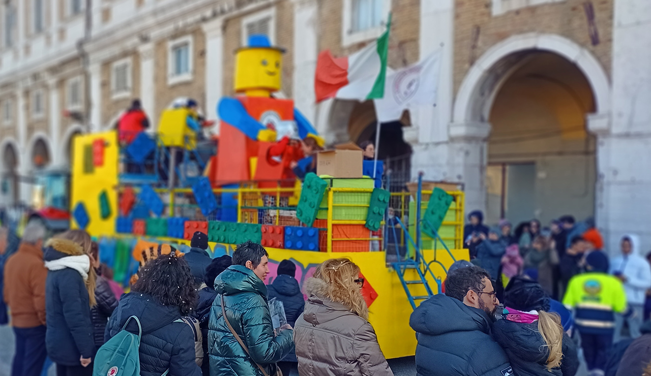 La sfilata dei carri allegorici a Senigallia per il carnevale 2024