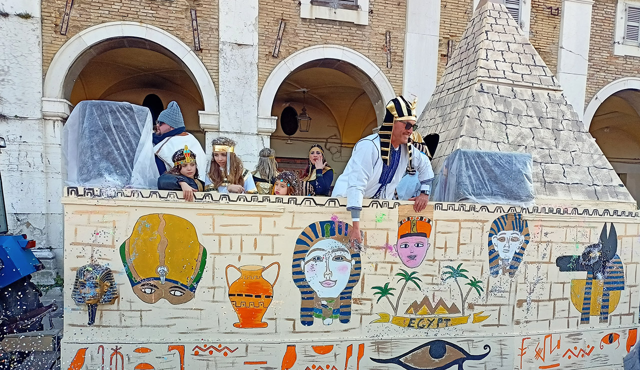 La sfilata dei carri allegorici a Senigallia per il carnevale 2024