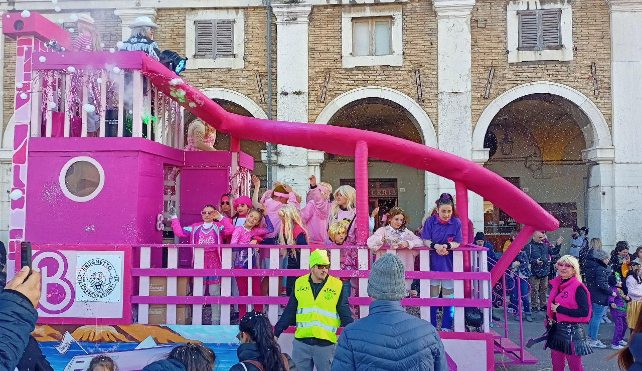 La sfilata dei carri allegorici a Senigallia per il carnevale 2024