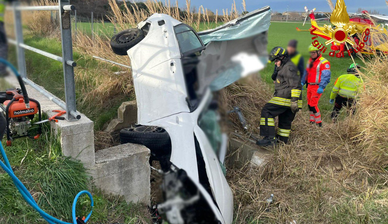 Fuori strada lungo l'A14 a Senigallia, automobilista di Fano ferito grave dopo un incidente
